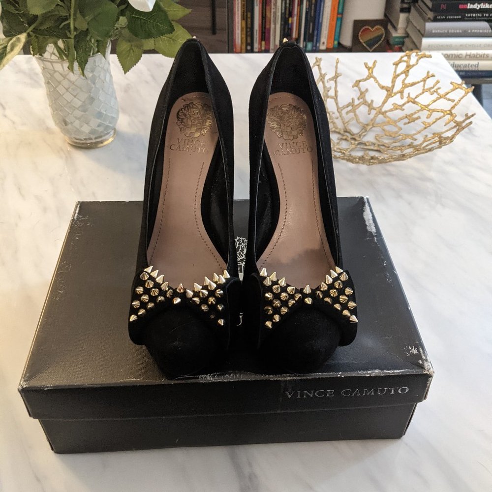 Vince Camuto gold studded bow black suede size 8